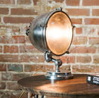 Grote lamp met een venster van een koplamp van een voertuig.#