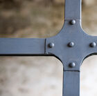 Lackiertes Metall für einen schönen Spiegel mit industriellem Charakter.