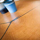 Its tray is made of a single-cut oak leaf.