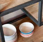 De Yordën Scandinavische design boekenkast heeft een prachtige asymmetrische structuur die een