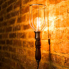 Vintage armatuur in gelakt hout en verzilverd messing.