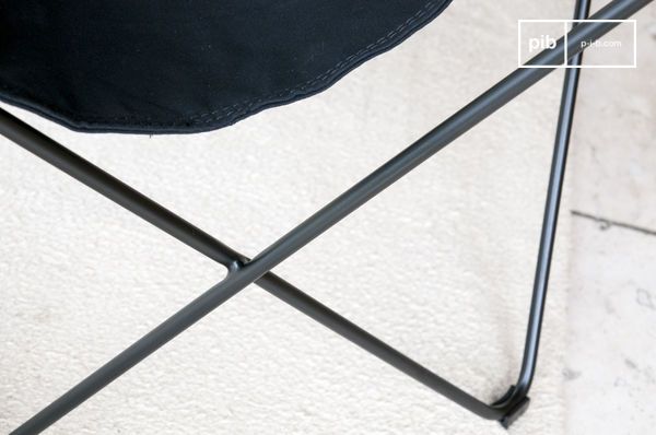 Zeer fijne matzwarte metalen structuur die bijdraagt aan het grafische aspect.