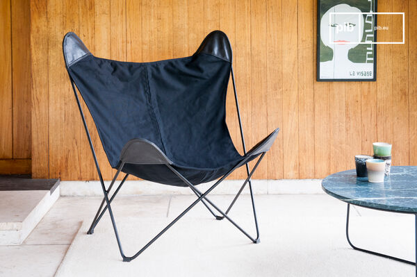 Het prachtige zwarte canvas is versierd met een elegante centrale naad in het midden.