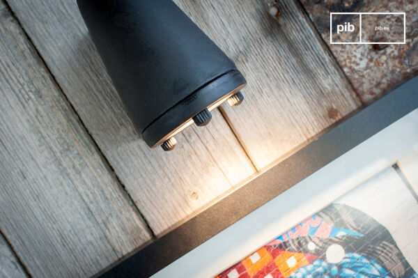 Wandlamp in mat zwart gelakte messing.