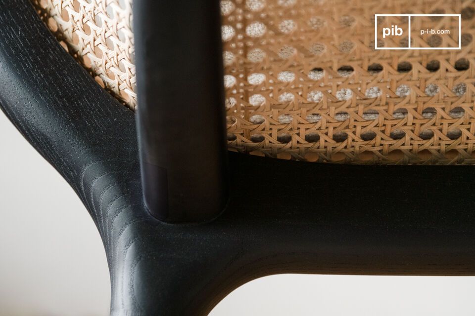 Deze fauteuil past in verschillende interieurstijlen en is een verfijnde toevoeging die ideaal is
