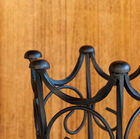 Detail van de ijzeren arabesken op deze unieke opslag.