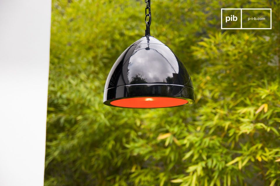 Prachtige vintage zwarte en oranje hanglamp.