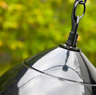 De hanglamp wordt vastgehouden door een mooie zwart metalen ketting.