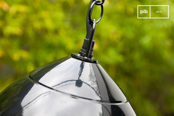 De hanglamp wordt vastgehouden door een mooie zwart metalen ketting.