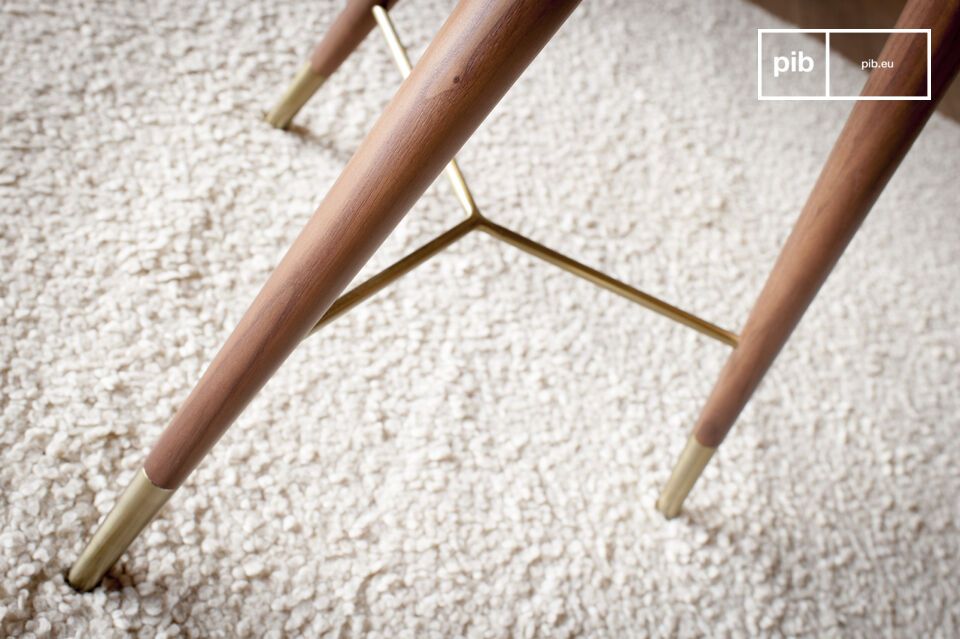 Het resultaat is van grote elegantie, perfect in een woonkamer in de buurt van een fauteuil of bank