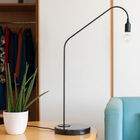 Minimalistische zwarte lamp te plaatsen in marmer en messing omgeving.