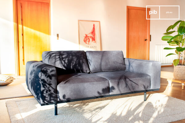 Das 2-Sitzer Sofa Almond ist imposant und unauffällig zugleich